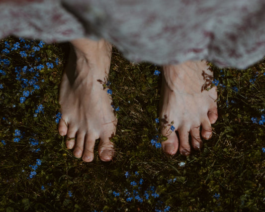 Differences between barefoot and grounding